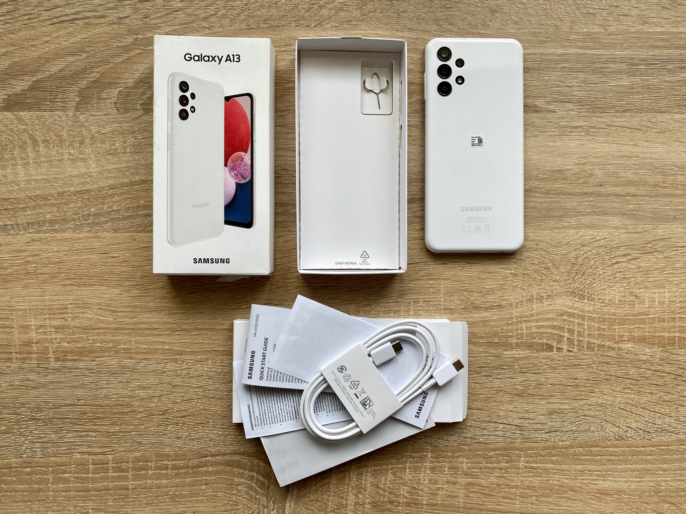Content of a Samsung Galaxy A13 Retail Box without Charger